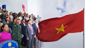 Hàng ngàn người chào cờ đầu năm 2020 ở cực Đông mũi Điện