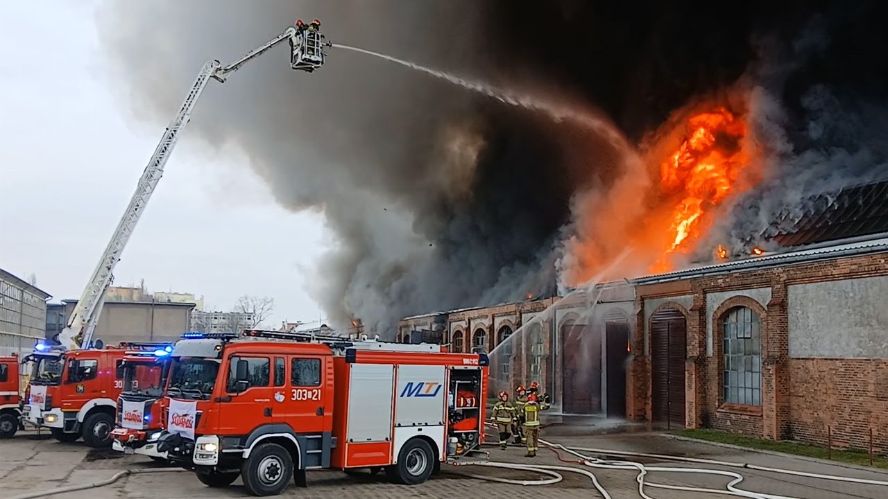 Pożar hali ZNTK w Gdańsku 2/2 - Początkowa walka strażaków i wybuchy