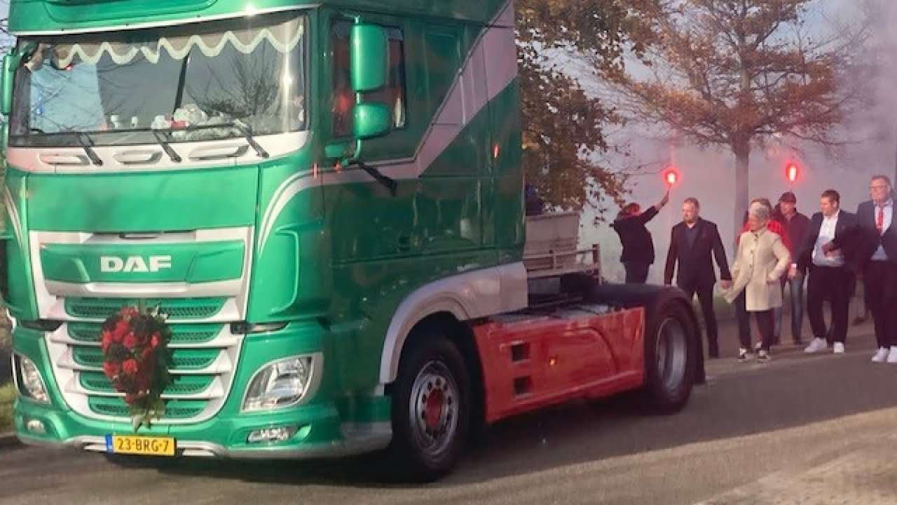 Vrachtwagens, fakkels en erehaag: indrukwekkend laatste saluut voor overleden trucker Angelo (25)