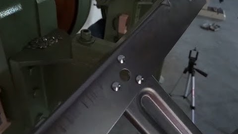 Automatic riveting machine for solid aluminum rivets