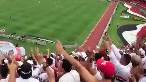 torcida do são Paulo cantando música em provocação ao time do santos no Morumbi