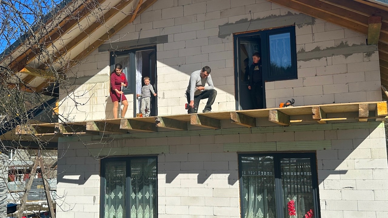 From Fresh Bread to Building a Home — Real Carpathian Family Life 🍞🏡