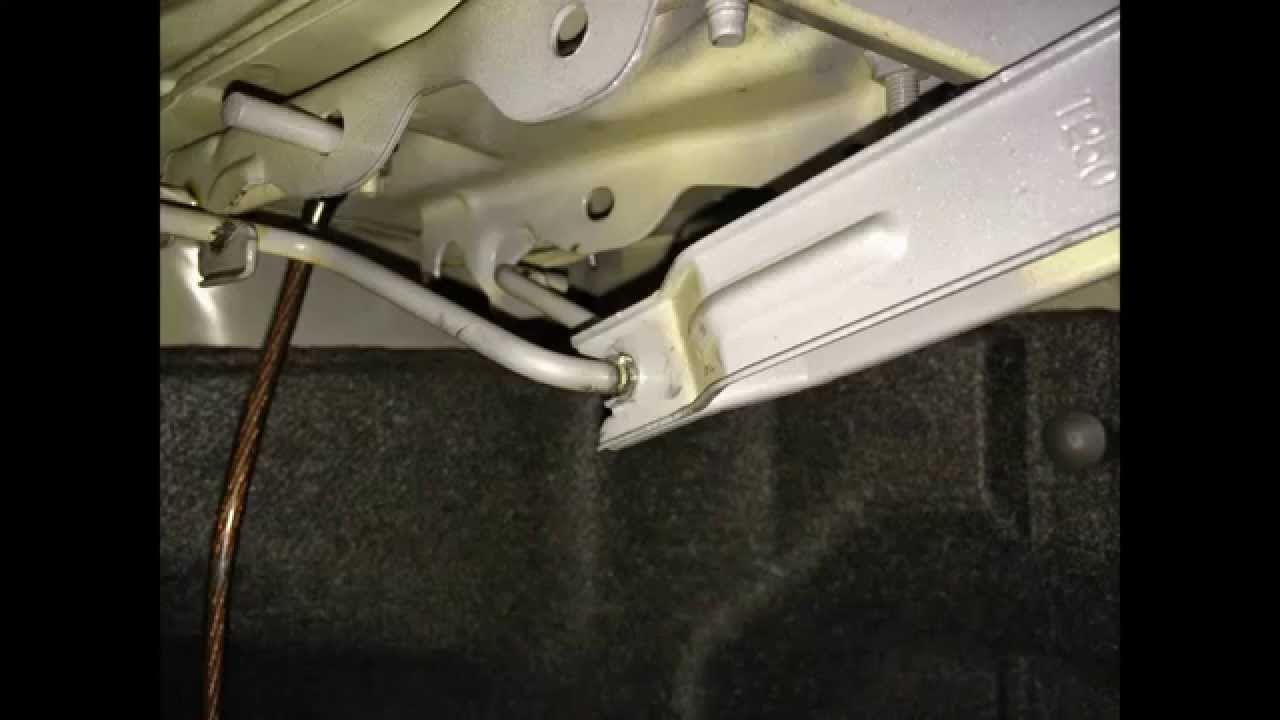 Торсионы крышки багажника шевроле круз. Электропривод багажника шевроле круз хэтчбек. Электропривод для багажника шевроле-круз. Концевик багажника лачетти седан. Тросик открытие багажника шевроле круз.