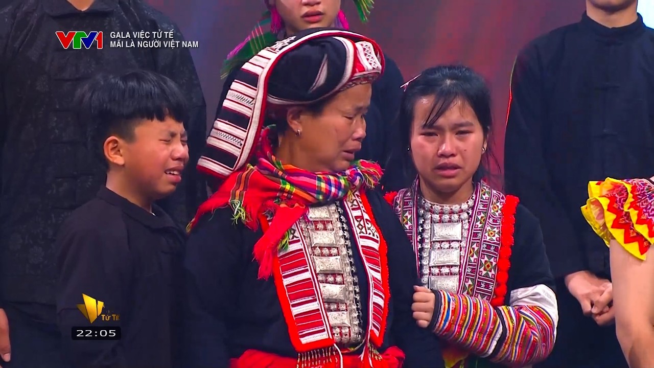 Khán giả bật khóc với khoảnh khắc hội ngộ của những bạn nhỏ xa bà trong Gala Việc tử tế