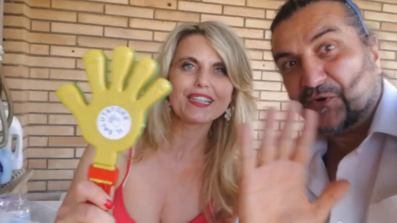 Simona Dascalu saluta i fan col Salutatore - YouTube