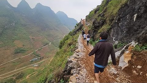 Ngôi làng Hấu Chua khiêng đá lệ khệ tiếp khách làm đường nguy hiểm. Nguyễn Tất Thắng