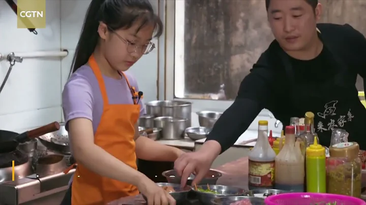 Chinese 10 year old girl goes viral for amazing cooking skills - DayDayNews