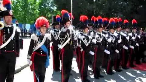 Come si chiama il cappello con pennacchio dei carabinieri?