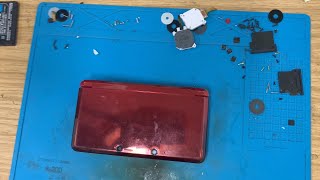 Red Nintendo 3DS  - not turning on or charging - Let's see what can be done.
