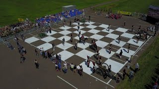 مباراة عبر لوحة شطرنج عملاقة تحاكي معركة بورودينو في روسيا screenshot 5