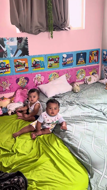 Gangguin si kembar nonton TV