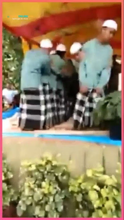 terlalu semangat saat bersholawat panggung pun ambruk