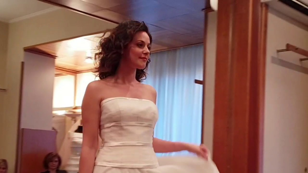 La sposa di Laura Pieralisi 100 % made in Italy - YouTube