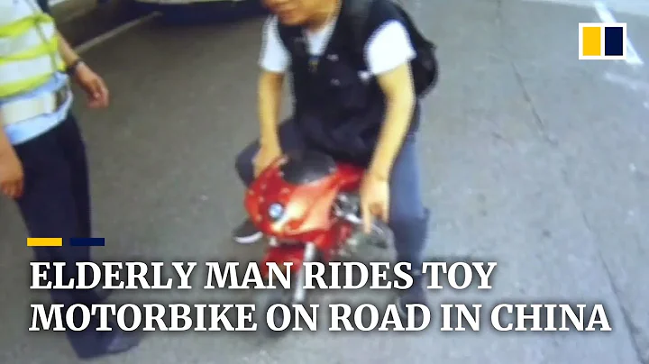 Elderly man rides toy motorcycle on busy road in China - DayDayNews