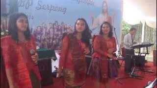 Hiburan dari Trio Tambunan Sister 'Bagaimana Ku Kan Bernyanyi' di Pesta MBOM HKBP Serpong.
