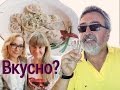 Иностранец пробует русскую еду. El chileno prueba la comida rusa.