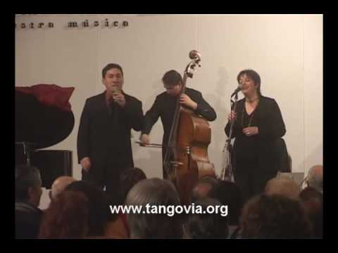 Lidia Borda y Ariel Ardit, con la Orquesta El Arra...