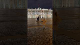 Девочка классно танцует под гитару на Дворцовой площади Санкт-Петербург