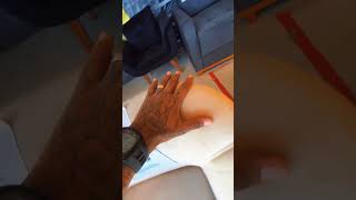 Quer Uma Cadeira Confortável E Estilosa? A Poltrona De Veludo Bege É Macia E Elegante.