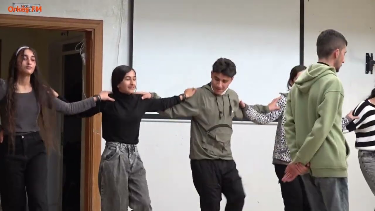 جانب من تحضبرات فرقة الشهيدة مزكين للدبكات بمدينة عامودا