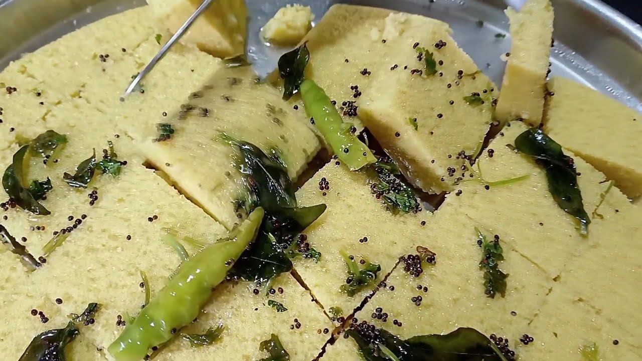 मऊसूत आणि जाळीदार होणारा ढोकळा.  