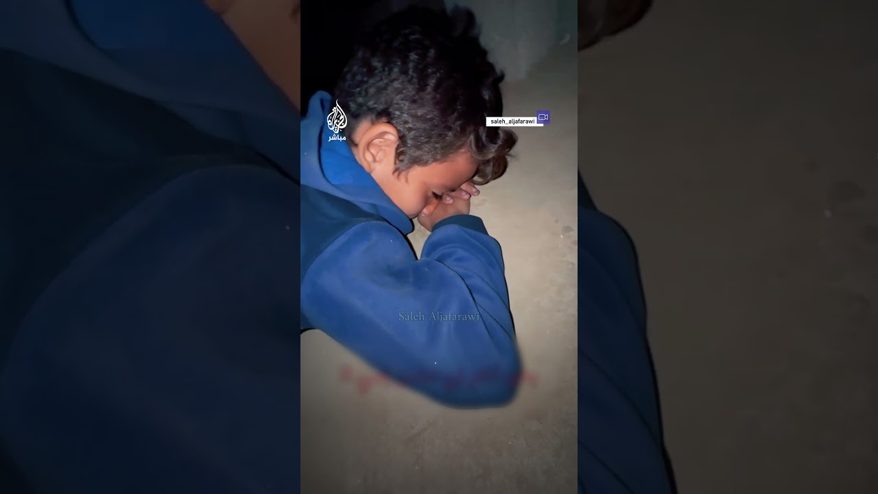 طفل ينام على قبر والدته منذ استشهادها قبل شهرين بقصف إسرائيلي لمخيم النصيرات
