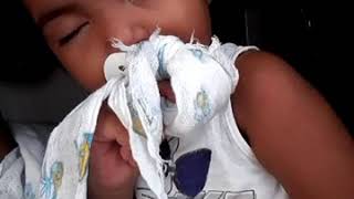 Menina Pega No Sono No Colo Da Mãe.