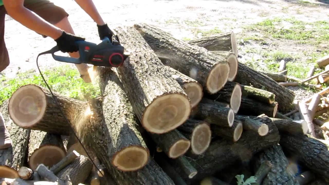 Работа электропилы от генератора (Electric chain saw is powered by a