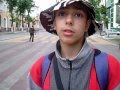 Мальчик-кришнаит дает интервью на улице Молодечно