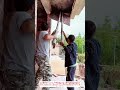 建設現場の型枠解体!二人の職人が木棒で一気に外す技