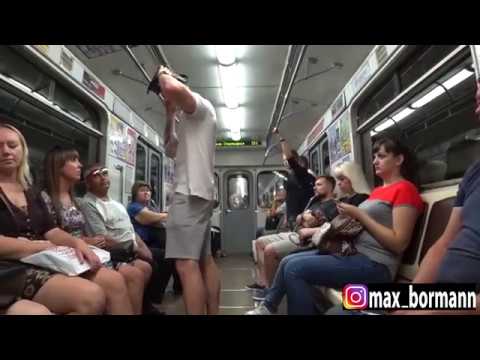 Реакция женщин видео. Реакция женщин на большой. Встал в метро на девушку.