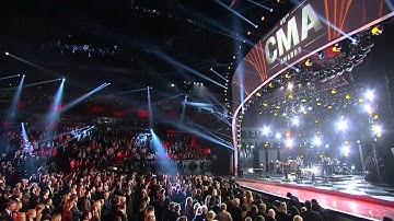 Entertainment City: CMA Awards highlights, Lorde