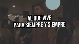 Al Que Esta Sentado En El Trono Quien Más Letra