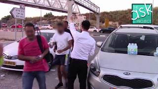 Ramadan kindness: a Jewish settler gives water to help Muslims at Iftar