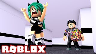 la bestia del martillo me quiere pegar en roblox flee the