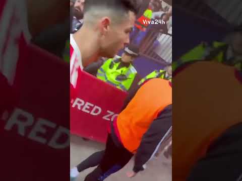 Video Vô Tình Bị Ronaldo Sút Bóng Trúng Đầu, Cô Gái Liền Đổi... - youtube