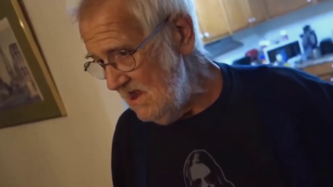 плейстейшен 4 дед разбил sony. злой дед разбил телевизор. злой дед сломал кровать. злой дед разгромил. злой дед разбил кухню.