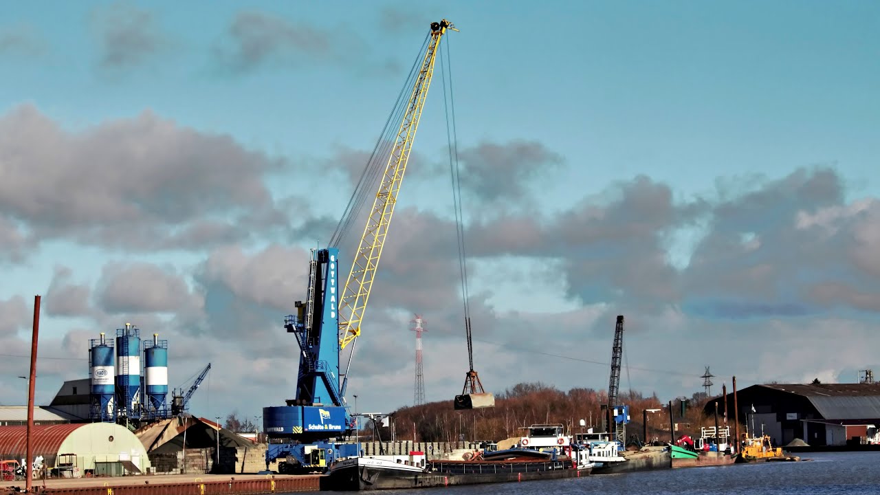 Gottwald Hafenkran im Papenburger Hafen / Gottwald harbor crane in Papenburg, Germany