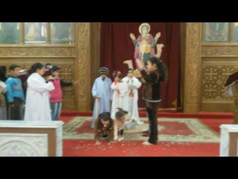 ترنيمة كل سنة وانت طيب يا بابا يسوع بكنيسة مارمينا الشرقية بنزلة عبيد