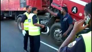 Polis Bantuan vs Lorry Driver [HD]