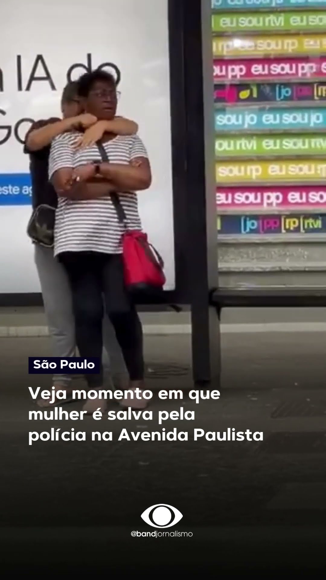 Veja momento em que mulher é salva pela polícia na Avenida Paulista