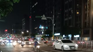 Suasana jalan raya di taiwan saat malam hari.