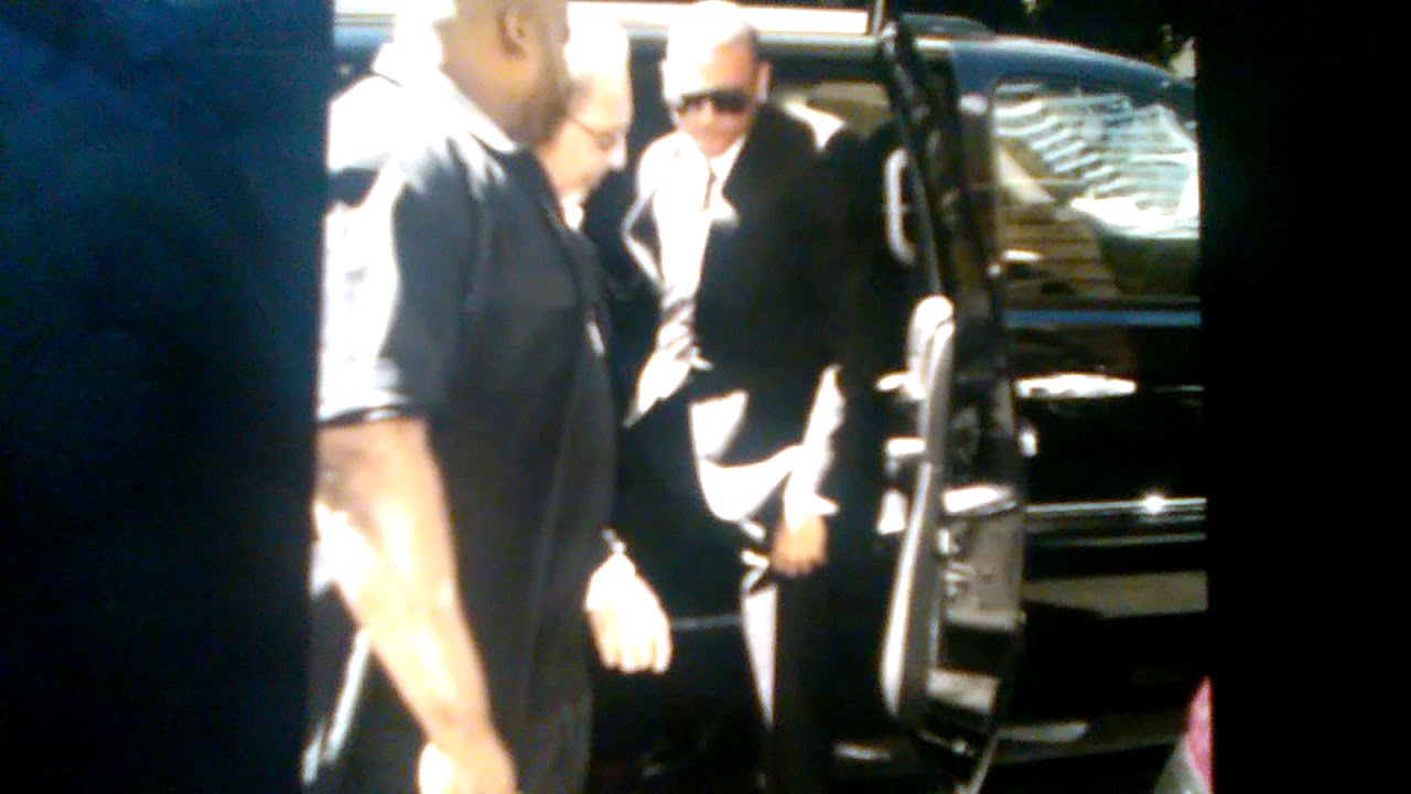 iuvui Nhyph and his mother after court 080509 -PapaBrazzi Report