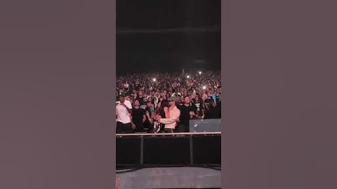 Thumbnail of Bad Bunny y Kendall Jenner: besos y abrazos en concierto que confirmarían su relación