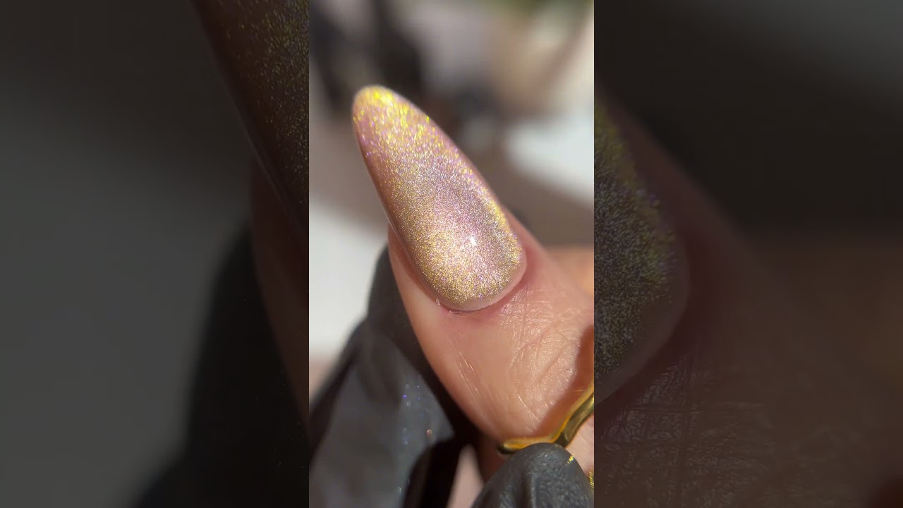 Amazing but easy Cat Eye and Chrome Nail Design | Lecenté