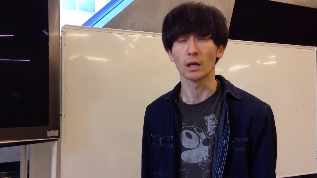 目 を つぶっ て 話す 人