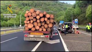 Interceptan en la A-52 a un camión que transportaba madera con riesgo de caída