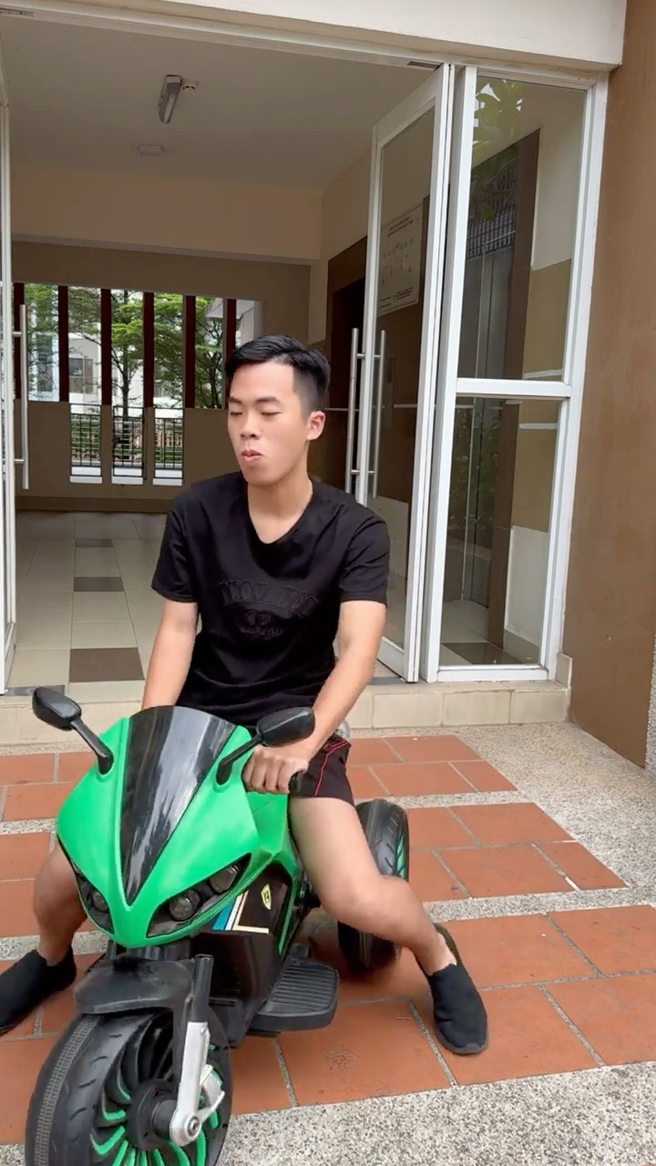 Su Hao: Scooter vs bicycles and wheelchairs ?? #shorts