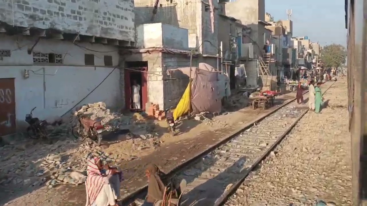 کراچی سے لاہور  جانے والی علامہ اقبال ایکسپریس کراچی شہر کے بیچ سے ہوتی ہوئی ڈگ روڈ کی طرف گامزن ہے