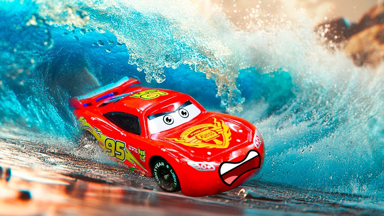 ⁣Молния Маквин устроил наводнение 🌊😱 Крутые тачки и игрушки для детей